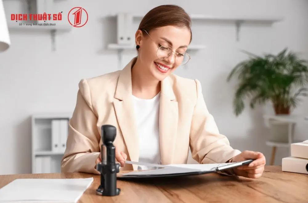 Quyền và nghĩa vụ của công chứng viên là gì?